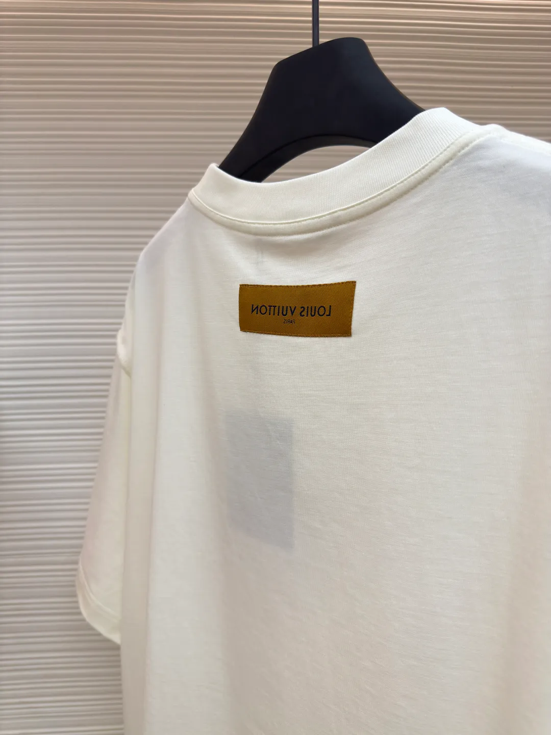 LOUISVUITTON embossed small label T-shirt ●Authentic product: Purchased and developed by 5450 ●Item number: 1680102-A00 ●Fabric: pure cotton fabric ●Technology: embossed production ●Version: fitted version ●Weight: about 335 grams ●Size: XS-S-M-L ●Description: Fabric is 40S/2 Double-strand smooth cotton plain weave, dust-free wool processing; matching 40s single-strand combed cotton, 280g cylindrical machine rib. The front panel is stamped and filled. After low-temperature stamping with a steel stamp, the inside is filled with foam cotton. The bottom surface is directly sealed with low-temperature hot melt glue at 80 degrees Celsius. The integrated machine operation makes the relief pattern three-dimensional and full and stylish. High-quality products require natural and beautiful products. The overall wiring is straight and delicate, the fabric is comfortable and soft, and the color is consistent without color difference. It can be matched with the same style to create a fashionable look and control various occasions. Customized accessories, complete with three standards, same style for men and women!